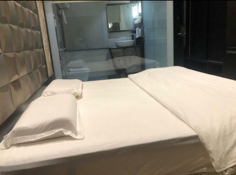 Virat Ambe Sports Club Hotel Ulhāsnagar Eksteriør billede
