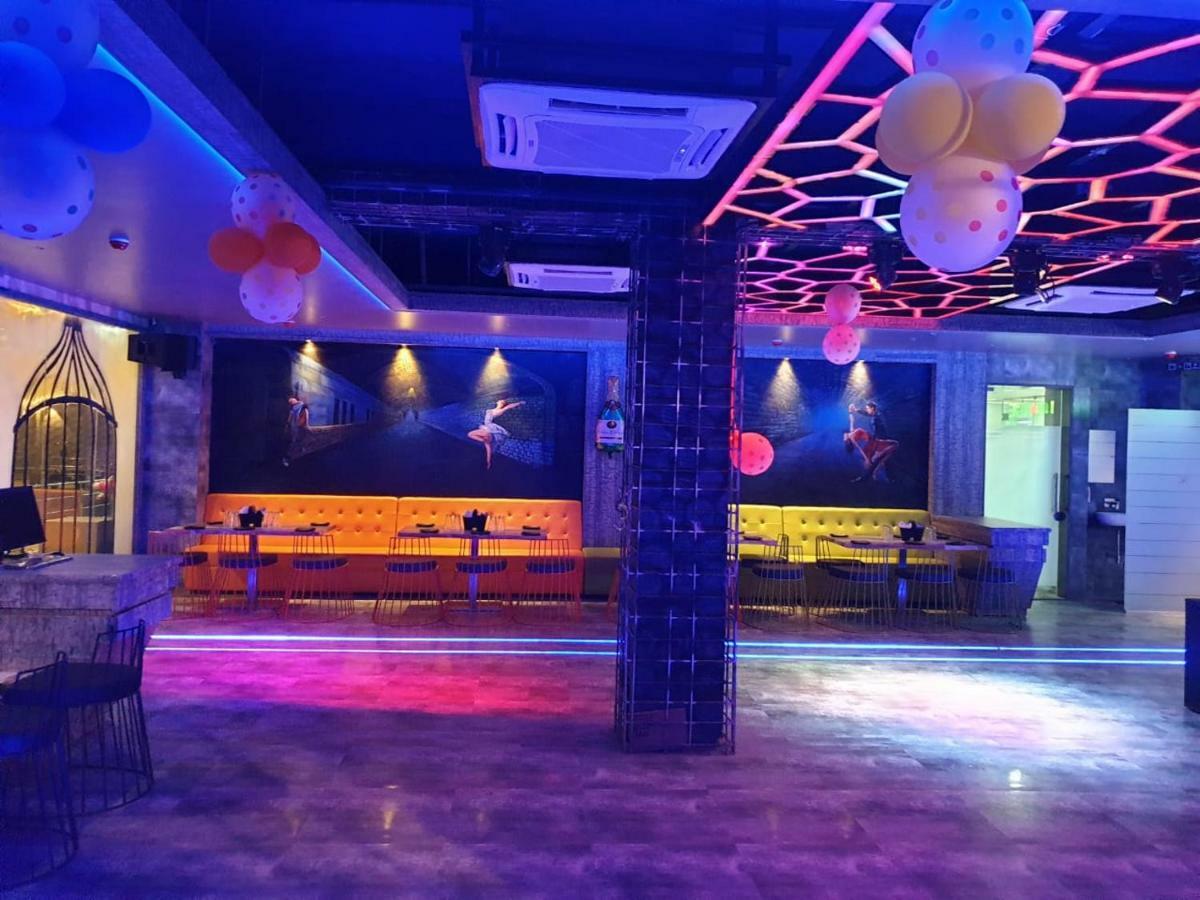 Virat Ambe Sports Club Hotel Ulhāsnagar Eksteriør billede